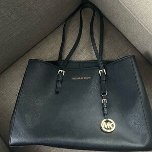 Black EUC Michael Kors bag